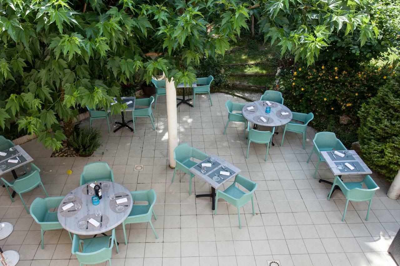 Hotel Le Lion D'Or Manzac-sur-Vern Exterior foto